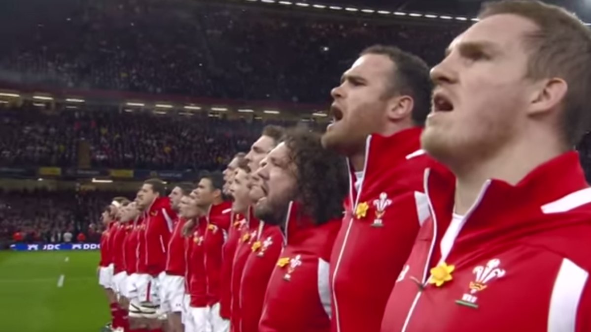 Rugbyspelare från Wales sjunger - och det rejält. 